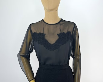 Blusa vintage de gasa negra de los años 50 con apliques florales bordados en el escote y botones forrados. Originalmente propiedad de Donna Staples.