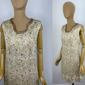 Vintage 1960s Handgemachtes Goldbrokat Cocktail Mini Kleid mit Pailletten Ausschnitt.  Tolles Festkleid!