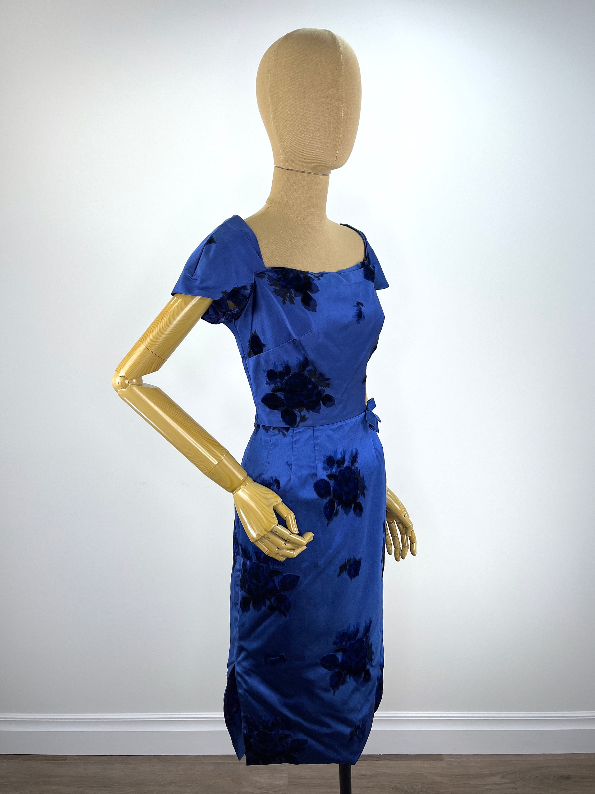 blue velvet wiggle dress Stunning 1950s Medium Dark Blue Velvet Wiggle Dress With Matching Belt