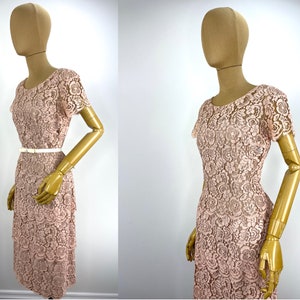 Vintage jaren 60 blush kanten gelaagde cocktailjurk.  Vintage originele lilli-diamant