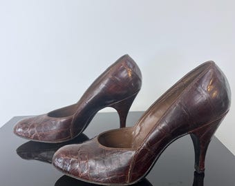 Vintage braune Alligatorleder-Pumps von Troylings aus den späten 1940er/frühen 1950er Jahren, entworfen von Seymour Troy. Geschätzte Größe: 6AA
