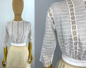 Vintage viktorianische / edwardianische weiße Baumwoll-Voile-Bluse mit winzigen horizontalen Biesen und vertikalen Spitzeneinsätzen, Knöpfe in der Mitte hinten