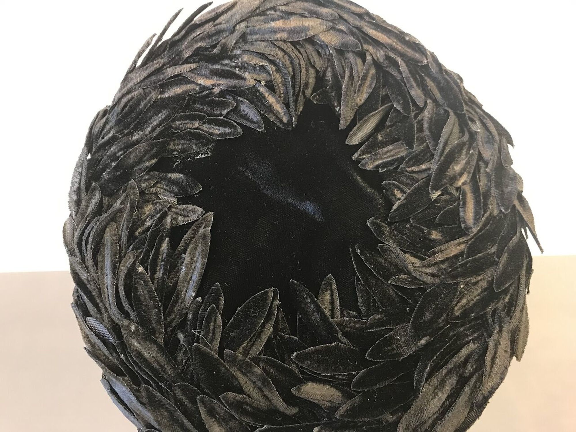 Vintage 1940s/1950s Gorgeous Black Velvet 3D Leaf Hat, Toque  display picture 2