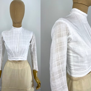 Vintage Victoriaanse witte katoenen blouse met plooien in taille en nek, verborgen knoopsluiting middenachter.  Klein of Victoriaans jeugdlijfje