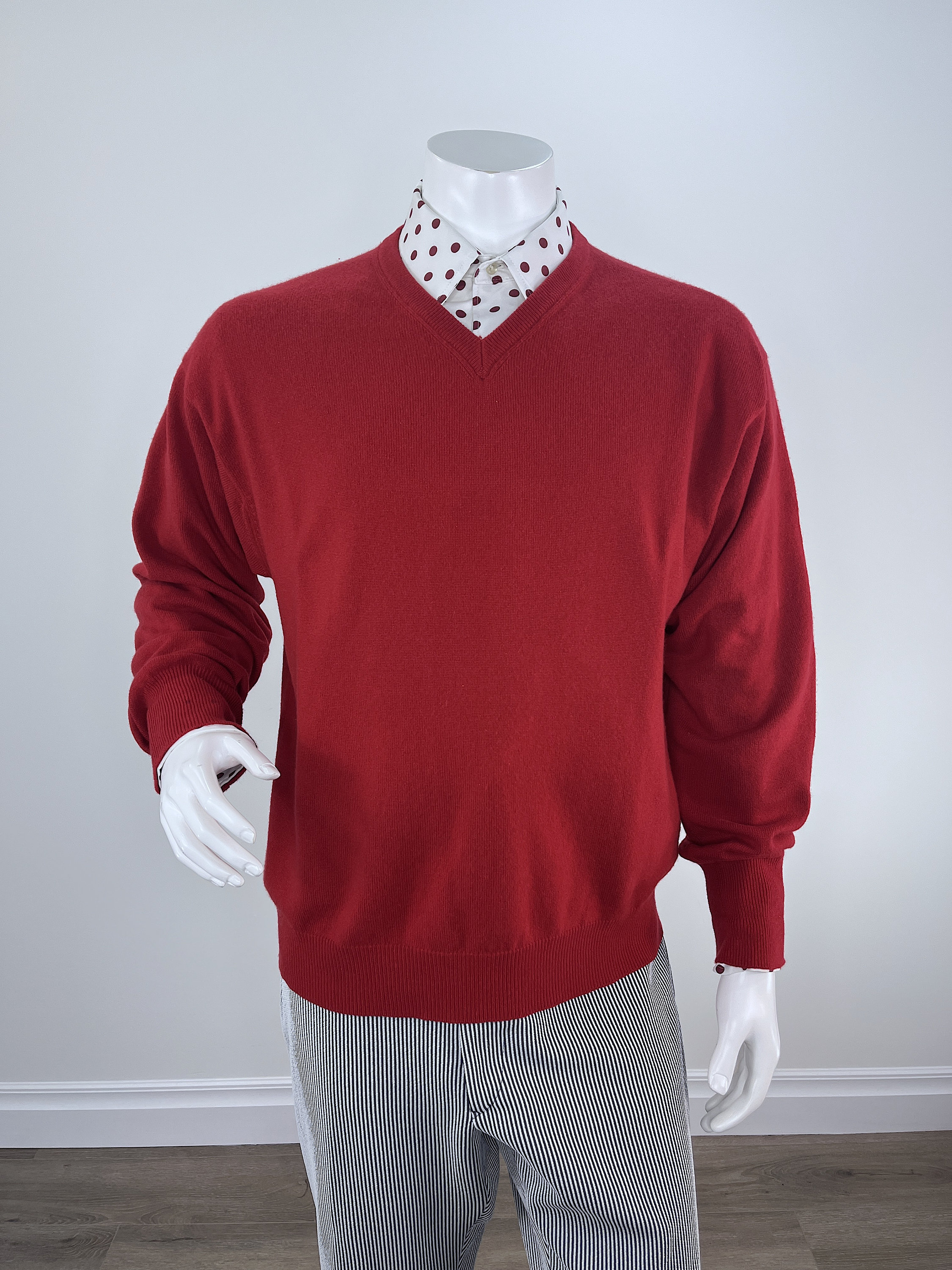 リチャード・ウェイスによるヴィンテージの消防車風レッドカシミアV