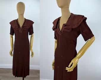 Vintage jaren 1930 bruine crêpe bias-cut jurk met dubbellaagse moiré-cirkelkraag en handgeborduurde stippen, handgemaakt