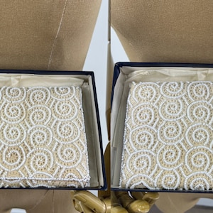 Vintage 1950s/1960s Bolso de embrague de sobre beige con cuentas de semillas de patrón de remolino blanco. Regalo de Ricoh Internacional