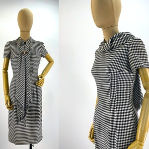 Vintage jaren 60 getailleerde zwart-witte pied-de-poulejurk met aangehechte veelzijdige sjaal