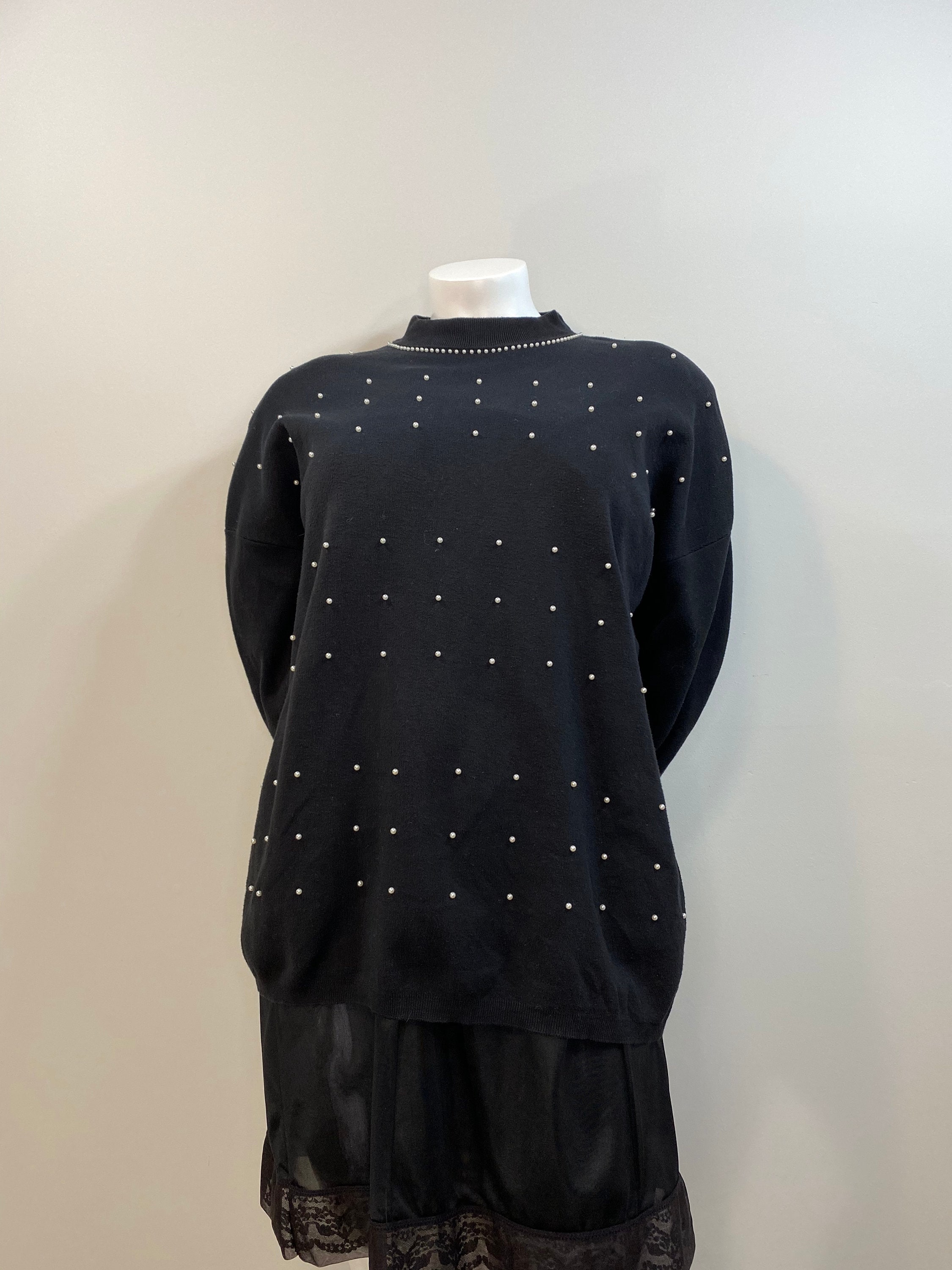 Vintage 1980s/1990s Schwarzer Pullover mit Reihen von Perlen Verzierungen Plus Size.  Größe 2X Schwarzer Pullover mit Perlen