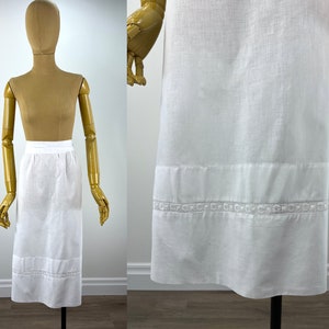 Grembiule vintage di metà secolo in cotone bianco con pizzo inserito sull&#39;orlo. Fatto a mano