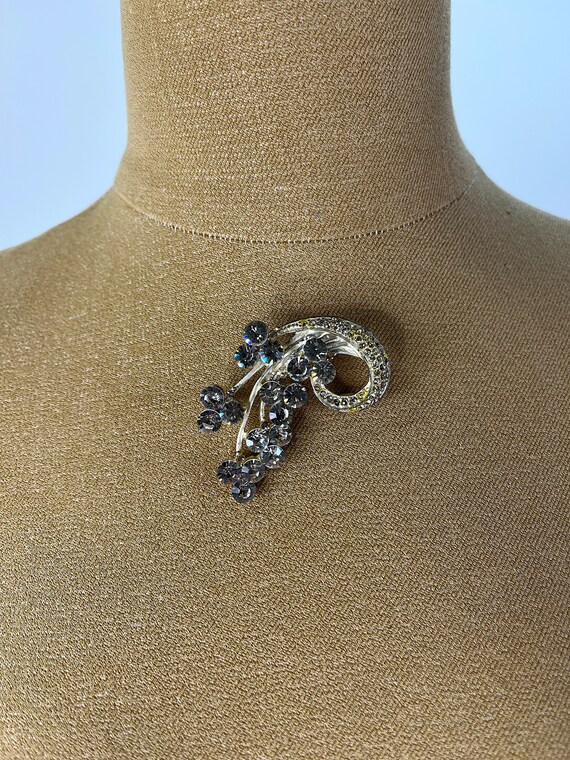 Vintage Rhinestone and Gold Tone Brooch - image 6