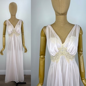 Vintage 1950s/1950s Pale Pink Negligee with Lace Details.  Vintage Lingerie by Rogers, Size 34