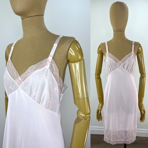 Klasyczny, jasnoróżowy, nylonowy slip z lat 60. z haftowanym trykotem marki Aristocraft, rozmiar 34, nowy z metkami