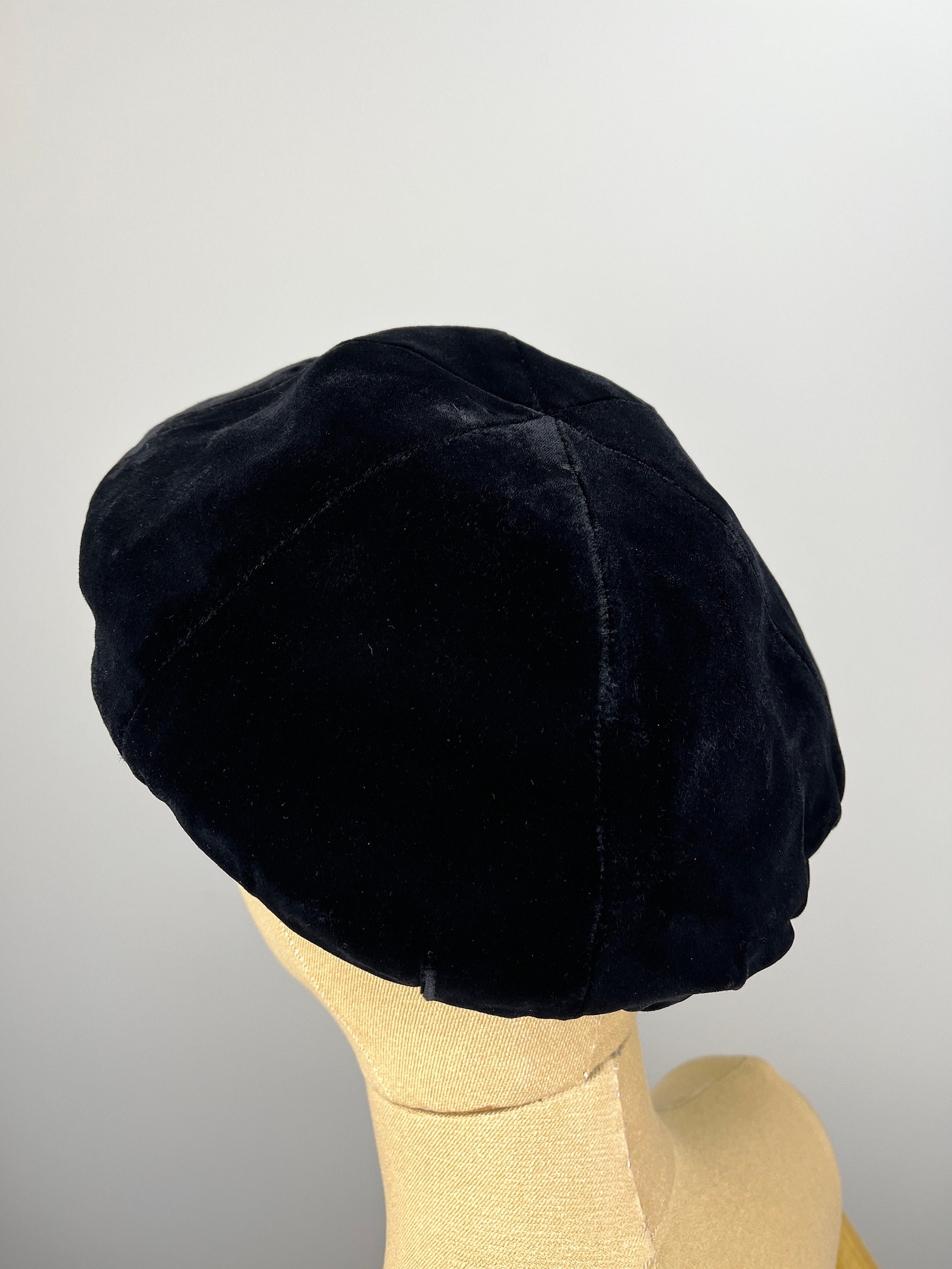 Vintage 1940s/1950s Black Velvet Beret Style Hat With Pied  display picture 2