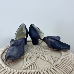 Vintage 1940er Jahre Periwinkle Daniel Green Satin Hausschuhe Größe 6 1/2 Schmal. 1950s Satin Hausschuhe mit Absatz