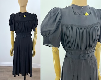 Vintage 1940er Jahre schwarzes Krepp-Kleid mit geraffter Vorderseite, Puffärmeln, passendem Gürtel und Schnalle, handgefertigt, zierlich