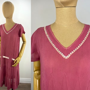 Robe rose en mousseline de soie à taille basse en zigzag vintage des années 1920 avec bouton à l'encolure