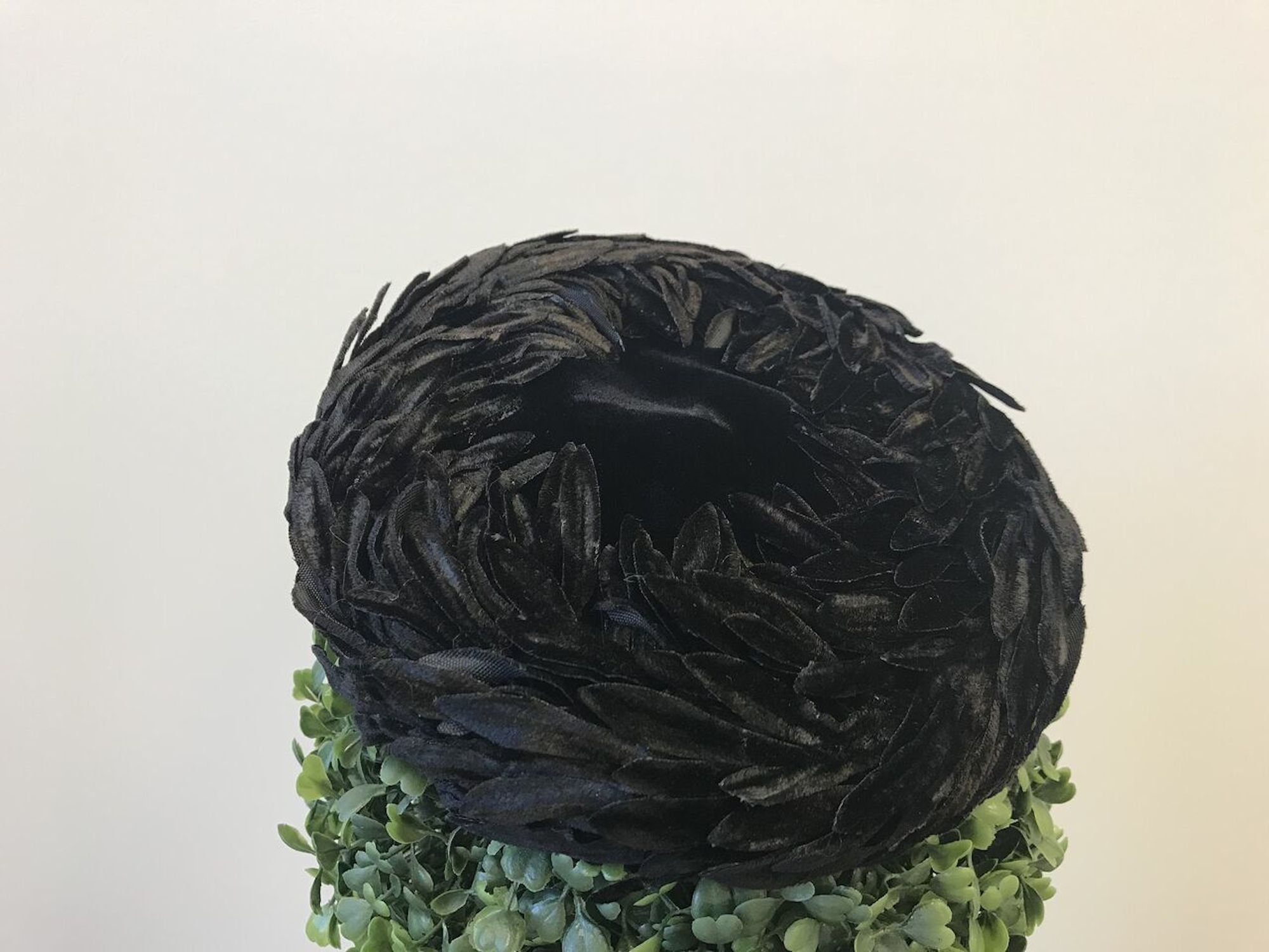 Vintage 1950\'s Black Velvet With Unique Leaf Design‎ Accent Box Hat Original 1950s Black Velvet Half Hat with Leaf Trim and  main image 4