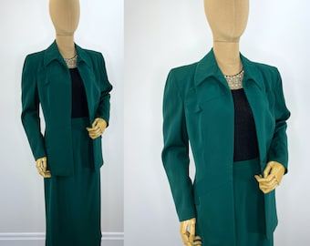 Vintage 1940s Smaragdgrüner Wollrock Anzug mit kräftiger Schulter, gebogenem Kragen und geformten Applikationen an Brust und Taille.