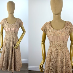 Vestido de encaje beige vintage de la década de 1950 con faja de cintura imperio rosa polvorienta y lazo trasero