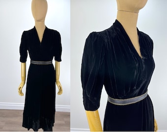 Vintage Handgemachte Späte 1930er / Anfang 1940er Schwarzen Seidensamt Cocktailkleid mit Gesmokten Kurzen Ärmeln. Tolle Vintagegröße!