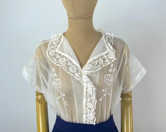 Vintage 50er Jahre Bluse in Weiß mit Spitzenkragen und Blumenstickerei