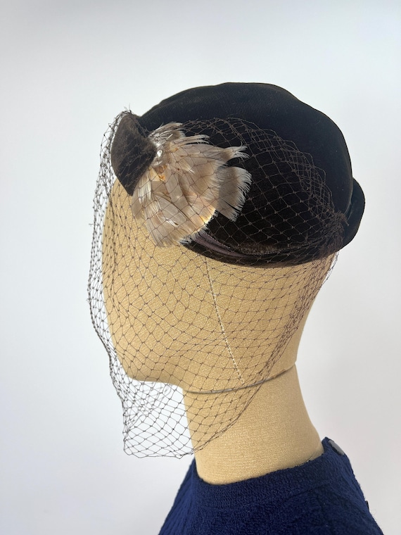 Vintage 1950s Brown Velvet Hat With Feather Cacade and  display picture 1