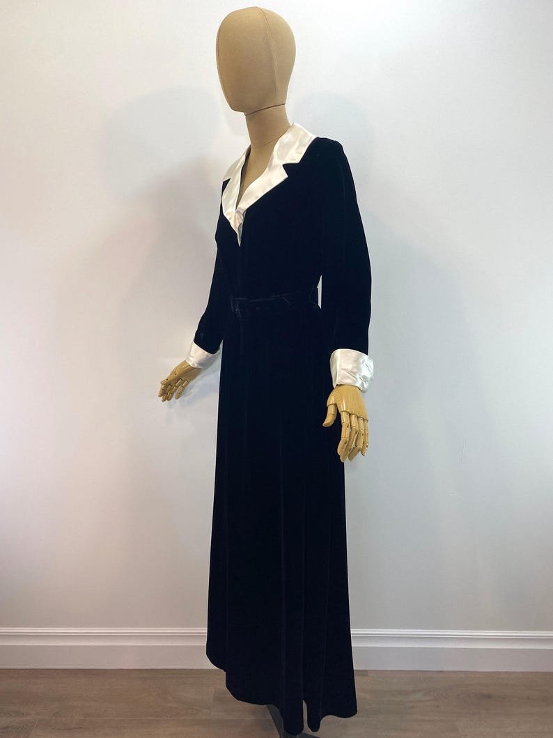 Formal Evening Dress Black Velvet Maxi Gown Vintage 1940s Style Ivory Satin Collar Detail Wide Lapel Design Cocktail Party Attire Special Occasion Wear Fitted Bodice Gathered Skirt Elegant Retro Fashion Classic Designer Label Original