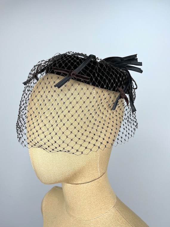 Vintage 1950s Brown Velvet Circle Fascinator With Brown Veil  display picture 2