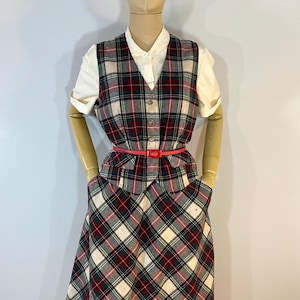 Conjunto de falda y chaleco a cuadros rojos y verdes vintage de los años 70 y 80. Conjunto de falda a cuadros rojos y verdes en forma de A y chaleco a juego. Howard Wolf, talla 8