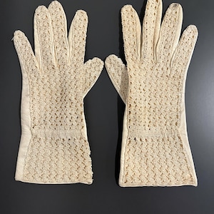 Vintage 1950s Beige Leather and Crochet Gloves, Size 7.  Beige Driving Gloves