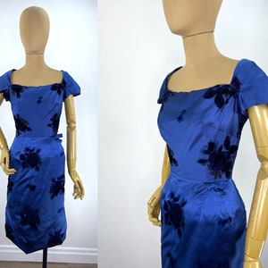 Vintage Späte 1950er/Anfang 1960er Königsblaues Satin-Wickelkleid mit Beflockten Samtrosen.  Eckiger Ausschnitt, Handgefertigt