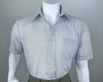 Vintage 1970s Men's Short Sleeve White with Navy Blue Print Envoy Shirt Size 15 1/2