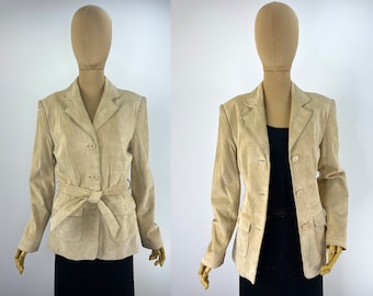 Giacca vintage in pelle scamosciata beige con cintura anni '90 di White House Black Market taglia media