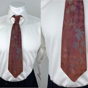 Corbata vintage rosa empolvado pintada a mano de los años 30 y 40. Motivo de palmeras pintado a mano