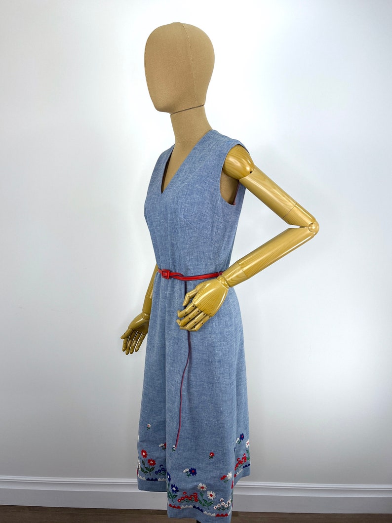 VINTAGE 60s MOD WHITE SHEATH DRESS RED BLUE FLORAL EMBROIDERY CROSS STITCH 10 12