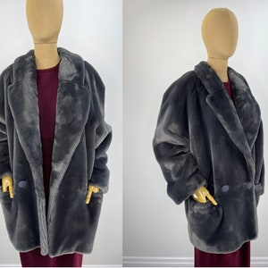 Vintage jaren 80 koelgrijze oversized jas van namaakbont, maat medium.  Nepbontjas met dubbele rij knopen
