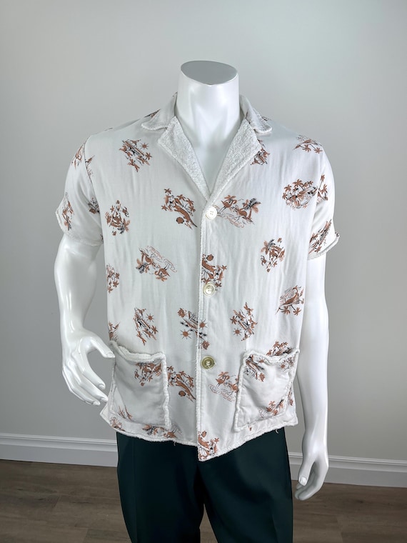 1950s White Cotton Terrycloth Beach Shirt Novelty Print Beach Scenes Horse Racing Flamingos Crocodiles Vintage Sea Island Terrymates Size M