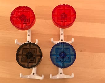 4x farbige vintage Garderobenhaken aus Metall und Kunststoff