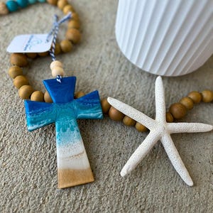 Beach Cross Christmas Ornament, Religious Ornament, Resin Ocean, Holiday Ornament, Baptism Gift, Confirmation Gift, afbeelding 7