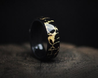 Kintsugi-ring van goudpoeder en ebbenhout