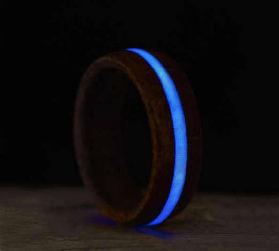 Anillo de madera que brilla en la oscuridad con luz azul, anillo luminoso,  anillo que brilla en la oscuridad, anillo de madera, anillo luminiscente,
