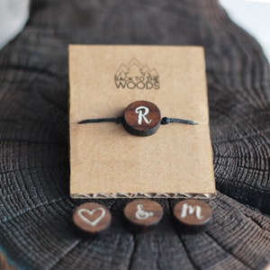 Pulseira com símbolo de madeira, pulseira de madeira, pulseira da amizade, pulseira de nogueira, joias de coração, joias gravadas, pulseira personalizada