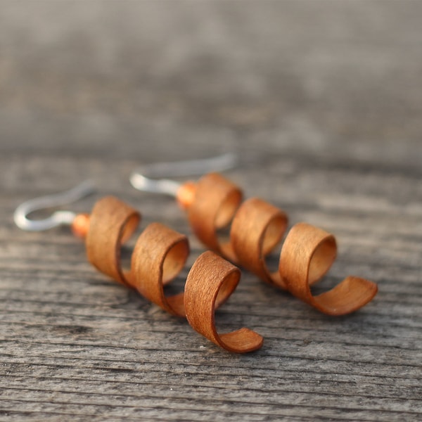 Pendientes colgantes de madera, pendientes de madera de cerezo, pendientes colgantes de madera, pendientes de torsión, pendientes de chapa, pendientes en espiral, pendientes de gota