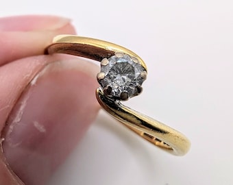 18ct Yellow Gold Diamond Twist Solitaire Ring - Size P sku1601