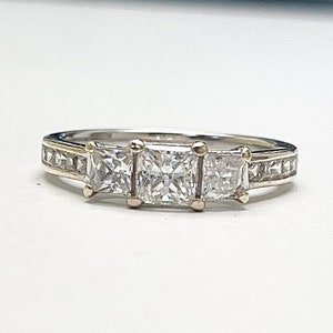 Princess Cut Funkelnder Trilogie Ring in Handarbeit gefertigt aus 9 Karat Weißgold 1604