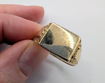 9金イエローゴールド製メンズ蜂モチーフシグネットリング - ギフト