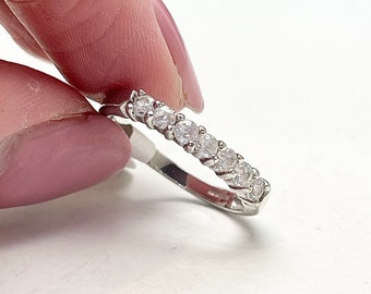 Anillo de boda de media eternidad de corte redondo brillante de oro blanco de 9 quilates sku1093