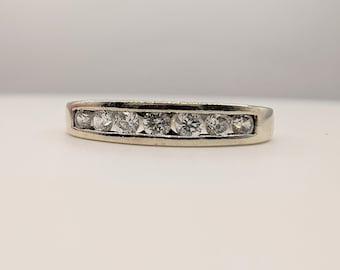 Anillo de bodas de oro blanco de 9 quilates con corte redondo brillante y engaste en canal (sku1525)