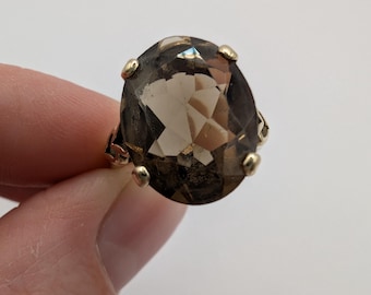 9 kt gouden statement rookkwarts solitaire ring Sku2010